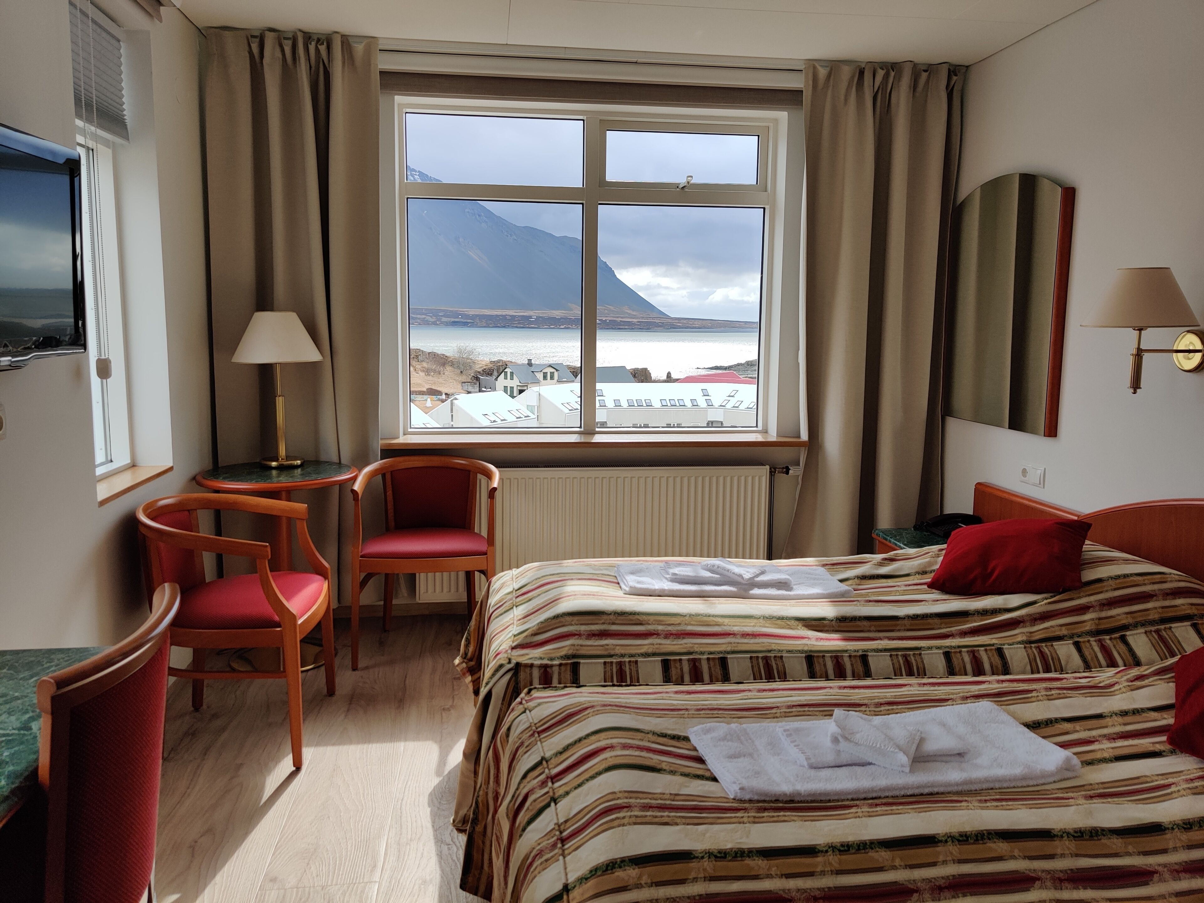 Quarto duplo, banheiro privativo | Cortinas blackout, Wi-Fi de cortesia, roupa de cama