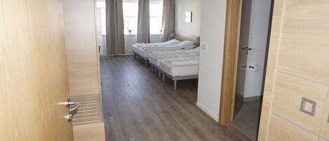 Escritorio, cortinas blackout, cunas gratuitas y wifi gratis