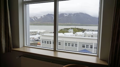 Escritorio, cortinas blackout, cunas gratuitas y wifi gratis