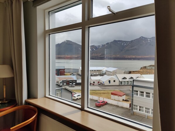 트윈룸, 전용 욕실 | 암막 커튼, 무료 WiFi, 침대 시트