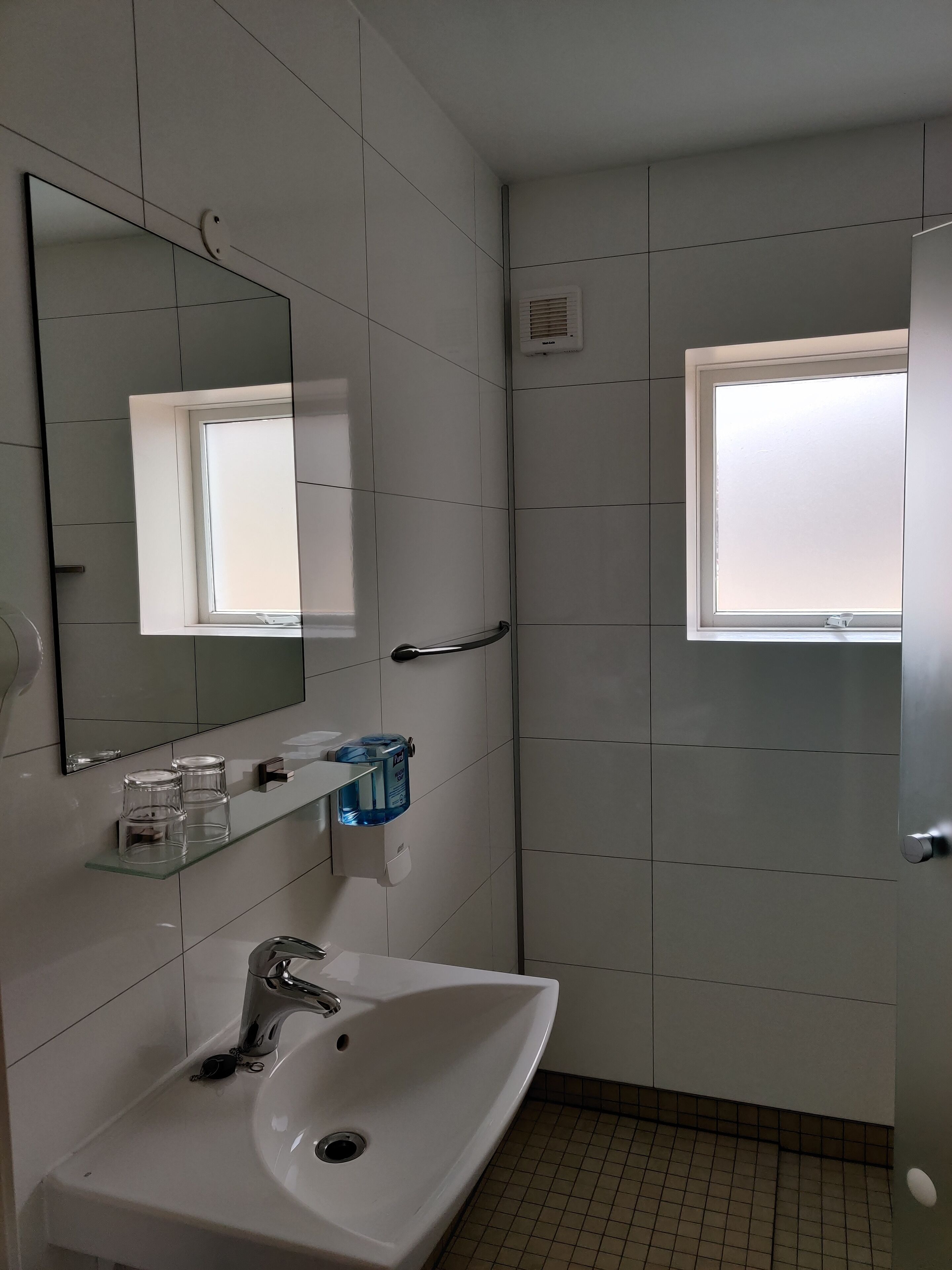 double room, 1 queen bed, private bathroom | bathroom | shower, free toiletries, hair dryer, towels