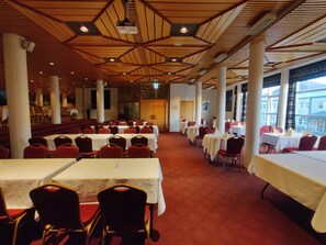 Se sirven cenas y cocina local e internacional 