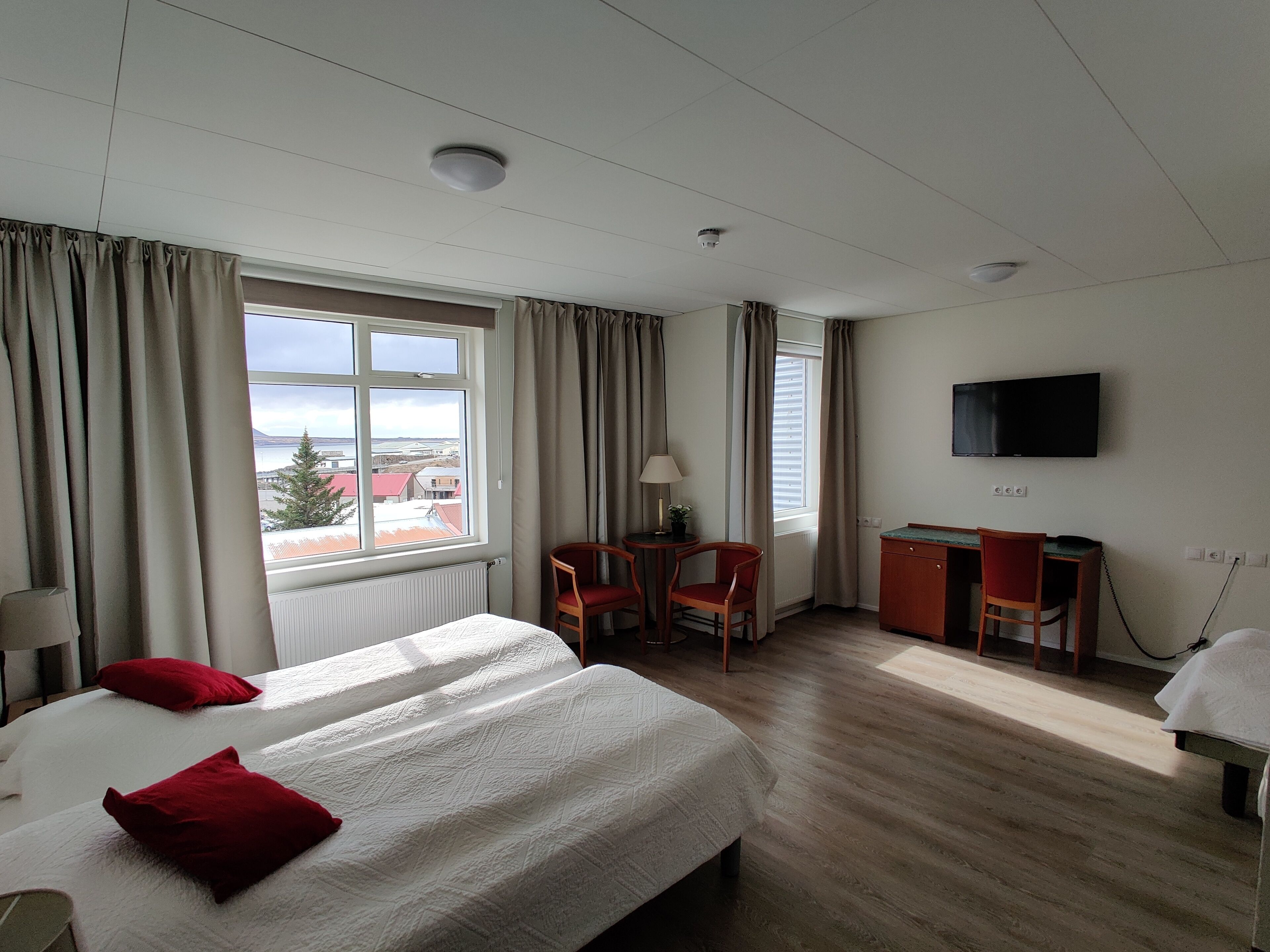 triple room, private bathroom | desk, blackout curtains, free cots/infant beds, free wifi