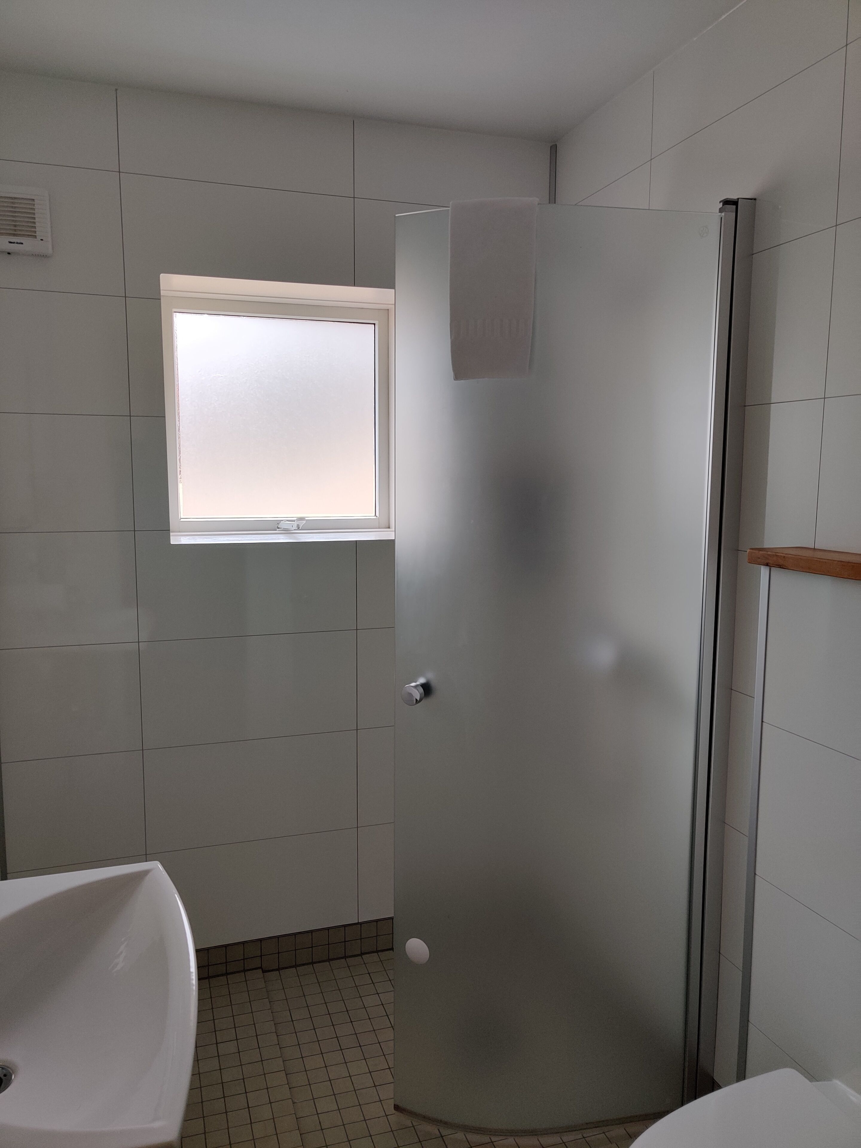 double room, 1 queen bed, private bathroom | bathroom | shower, free toiletries, hair dryer, towels