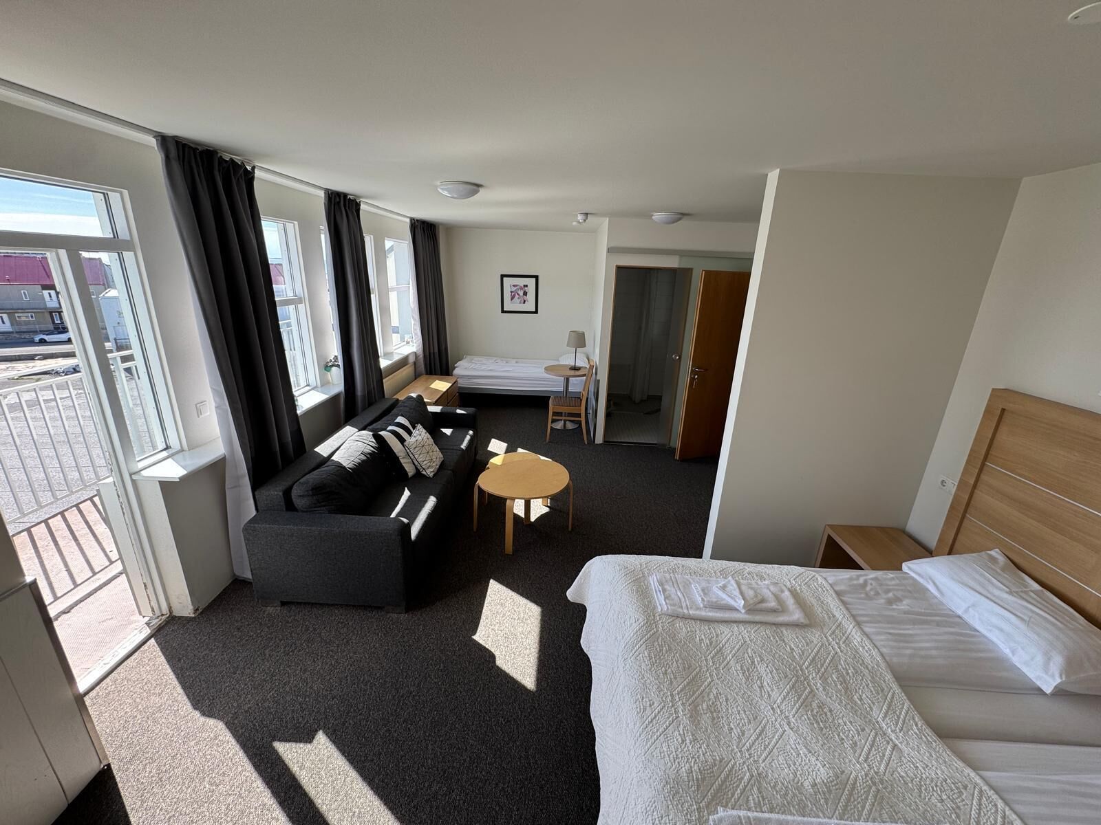 Cortinas blackout, wifi gratis y ropa de cama 