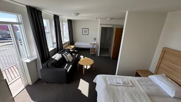 Cortinas blackout, wifi gratis y ropa de cama