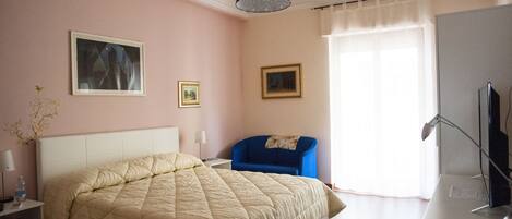 Deluxe tweepersoonskamer | Een bureau, gratis wifi, beddengoed