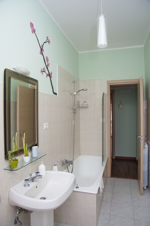 Economy Double Room, Private Bathroom (external) | Bathroom | Free toiletries, hair dryer, bathrobes, bidet - Alma B&B (Crotone)
