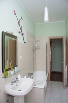 Habitación económica doble, baño privado (external) | Baño | Artículos de higiene personal gratuitos, secador de pelo y albornoces