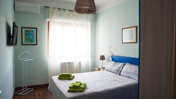 Escritorio, wifi gratis y ropa de cama