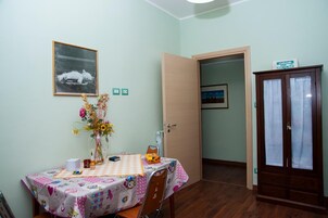Refrigerador con freezer, horno, placa de cocina, tetera/pava eléctrica
