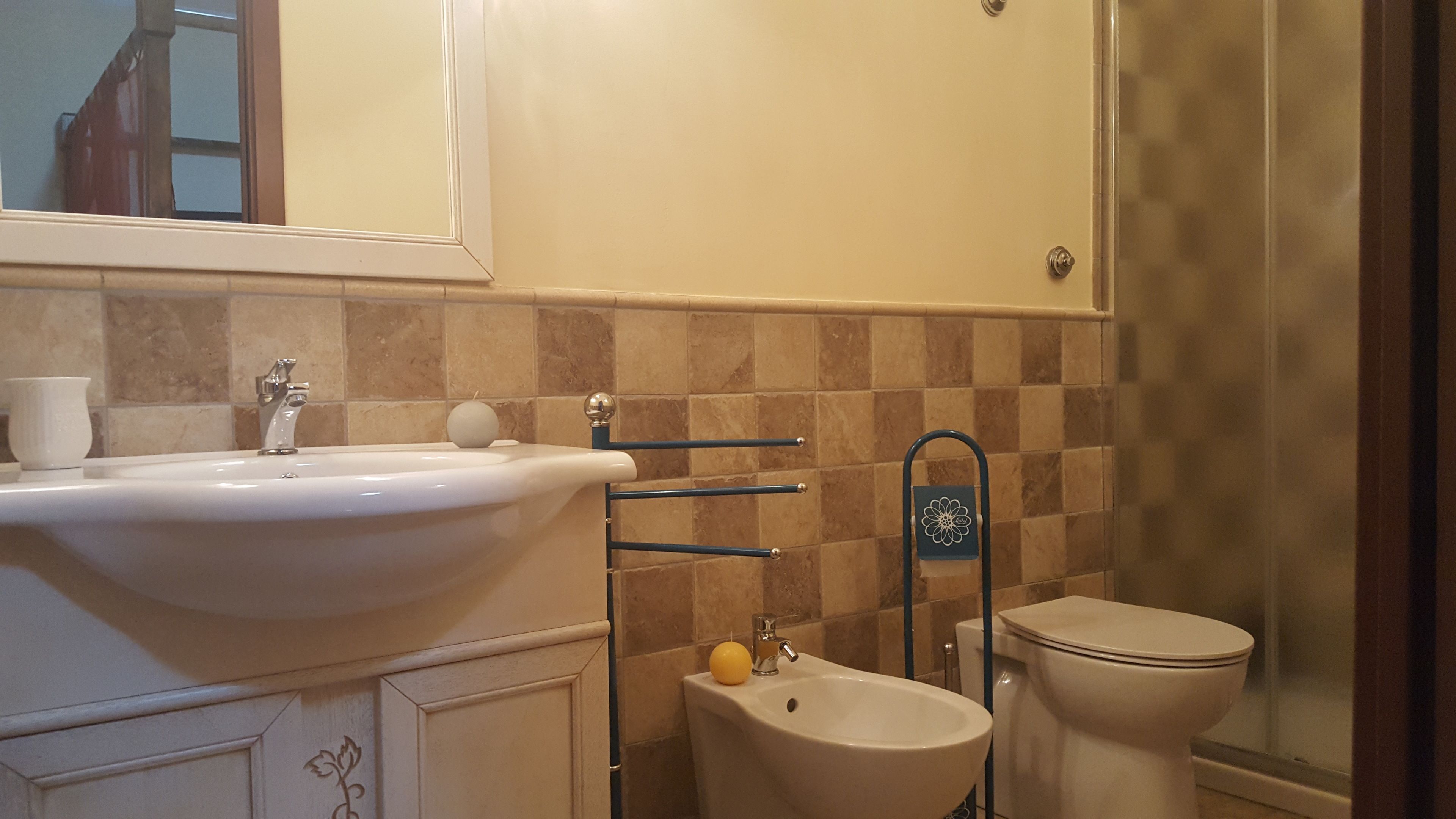 Un baño con lavamanos, inodoro y bidé.