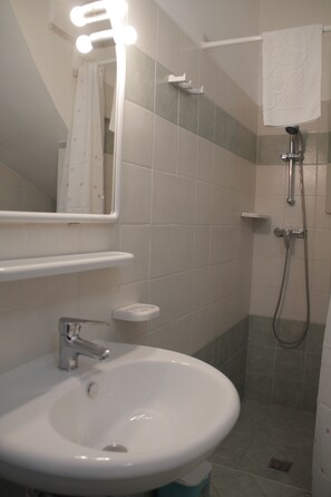 Minibar, caja de seguridad en la habitación y wifi gratis 