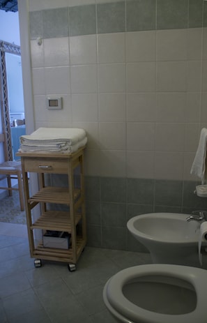Double Room, 1 Queen Bed, Non Smoking | Bathroom - B&B Monterossi (Morciano di Leuca)