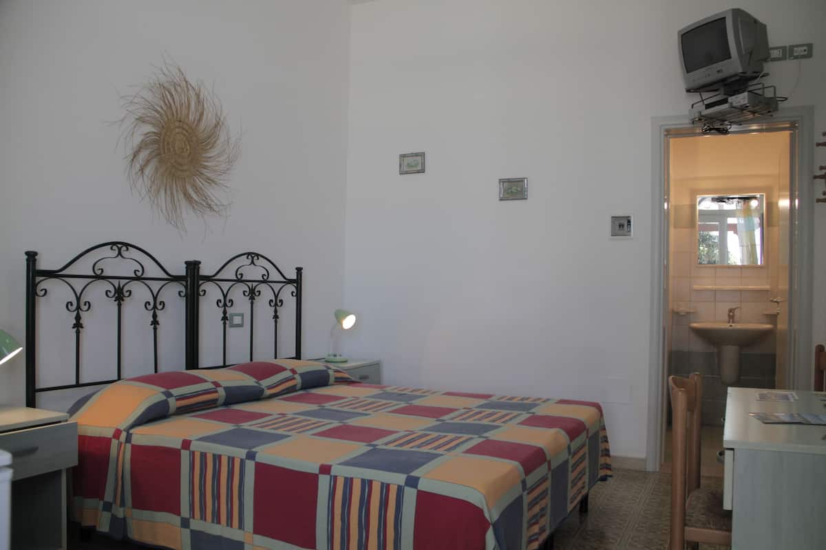 Quarto casal, 1 cama Queen, para não fumantes | Frigobar, cofres nos quartos, Wi-Fi de cortesia