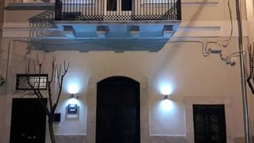 Fassade der Unterkunft – Abend/Nacht