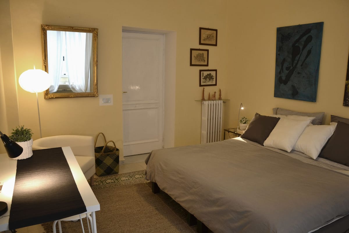 Classic Double Room | Desk, rollaway beds, free WiFi, bed sheets