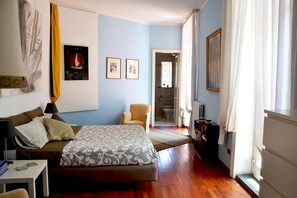 Deluxe tweepersoonskamer, balkon | Een bureau, extra bedden (toeslag), gratis wifi, beddengoed