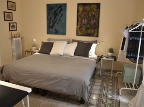 Desk, rollaway beds, free WiFi, bed sheets - Altera Domus (Naples)
