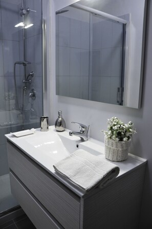 Klassieke tweepersoonskamer | Badkamer | Badjassen, handdoeken