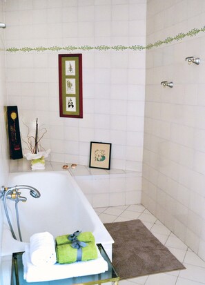 Habitación doble Deluxe, balcón | Baño | Batas y toallas 