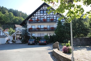 Exterior - Pension Restaurant Schnorbus (Hallenberg)