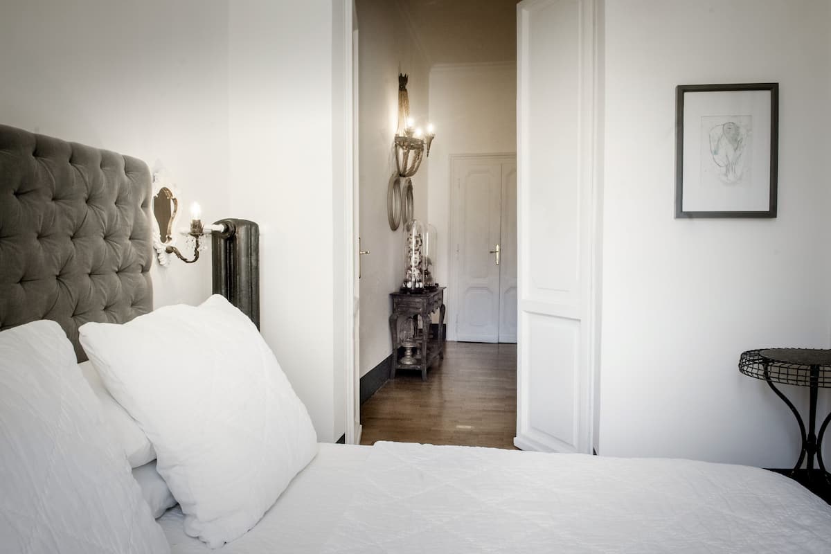 Chambre Double Confort (private bathroom not in room) | Décoration personnalisée, ameublement personnalisé, bureau