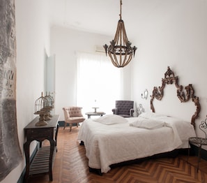 Comfort tweepersoonskamer | Individueel gedecoreerd, individueel gemeubileerd, een bureau