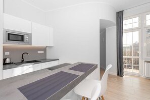 Leilighet – superior | Eget kjøkken | Kjøleskap, mikrobølgeovn, kokeplater og oppvaskmaskin