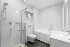 Superior Apartment | Bathroom | Free toiletries, hair dryer, slippers, towels