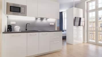 Refrigerador con freezer, microondas, placa de cocina, lavavajillas