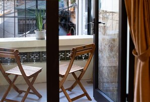 2 camere, una scrivania, tende oscuranti, ferro/asse da stiro