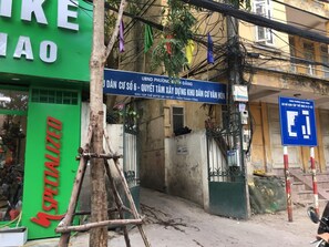 A building with a green sign reading "Specialized" and a blue sign with Vietnamese text.
