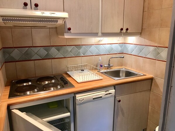 A compact kitchen with a stove, dishwasher, and sink. - Studio in Tignes with wifi near the slopes (Tignes)