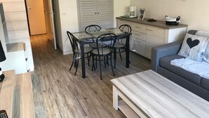 A compact living space with a dining area, a sofa, and a coffee machine. - Studio in Tignes with wifi near the slopes (Tignes)