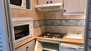 A compact kitchen with a microwave, oven, and stove. - Studio in Tignes with wifi near the slopes (Tignes)