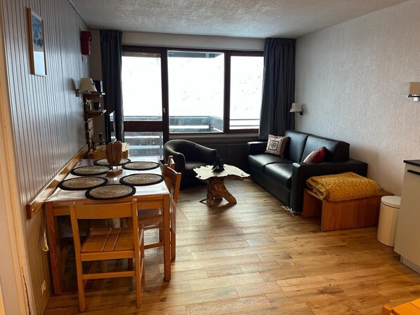 A compact living space with a dining area, a sofa, and a small table. - 41m² South Apartment with Wifi near slopes in Tignes (Tignes)