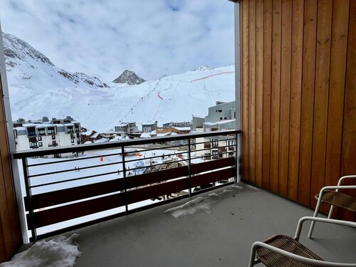 2-room south-facing, ski-in/ski-out, balcony, TV, linen included