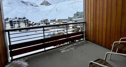 2-room south-facing, ski-in/ski-out, balcony, TV, linen included
