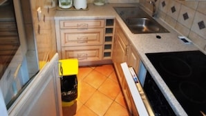 A compact kitchen with a stove, sink, and cabinets. - 2-room south-facing apartment with wifi 500m from slopes (Tignes)