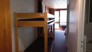 A narrow corridor with bunk beds and a window at the end. - Studio at the foot of the slopes with south balcony in Tignes (Tignes)