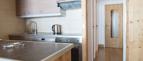 Frigorífico, microondas, horno y lavavajillas