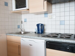 Fridge, microwave, dishwasher, cookware/dishes/utensils