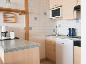 Kühlschrank, Mikrowelle, Geschirrspüler, Kochgeschirr/Geschirr/Besteck