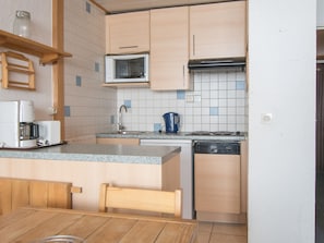 Fridge, microwave, dishwasher, cookware/dishes/utensils