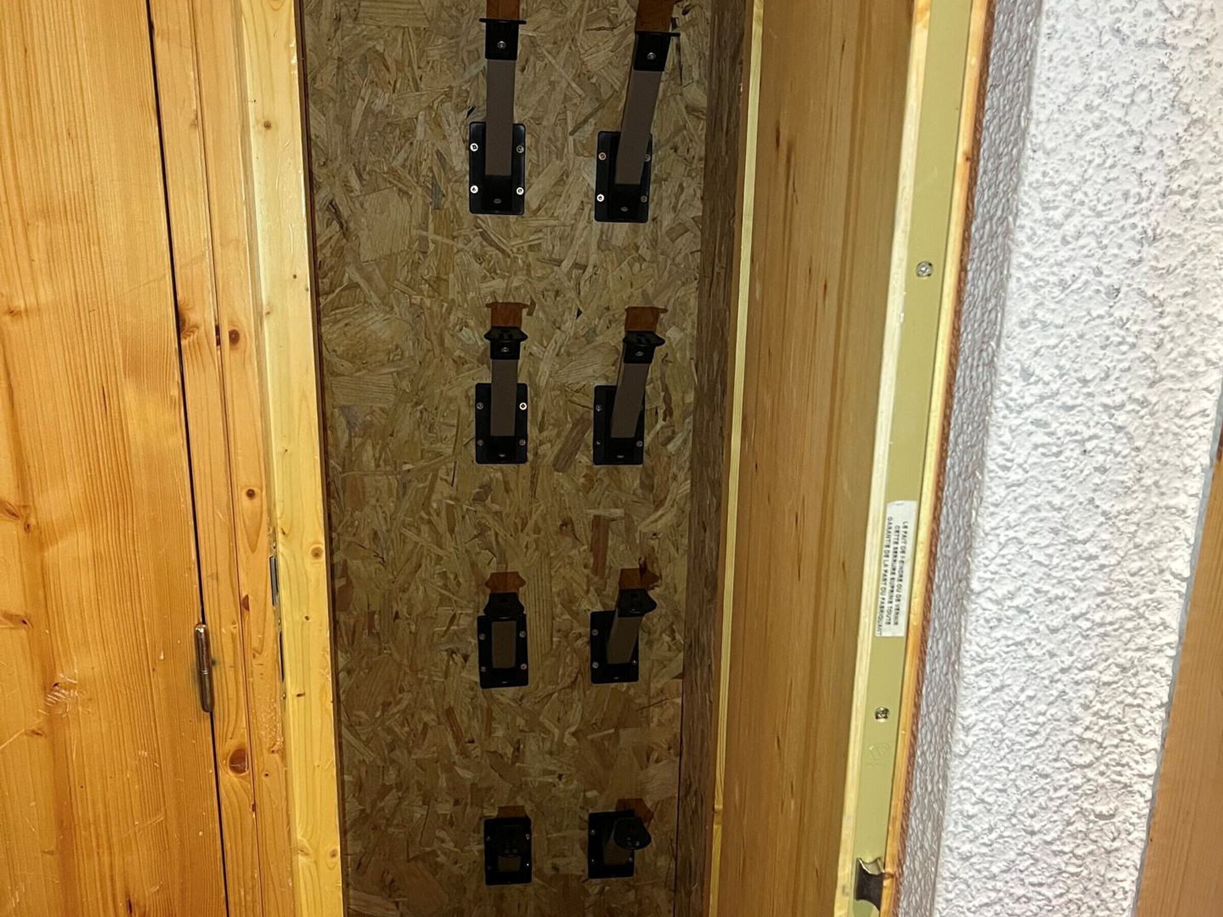 Un intérieur en bois, avec une isolation apparente et des supports métalliques.