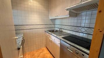 Een koelkast, een vaatwasser