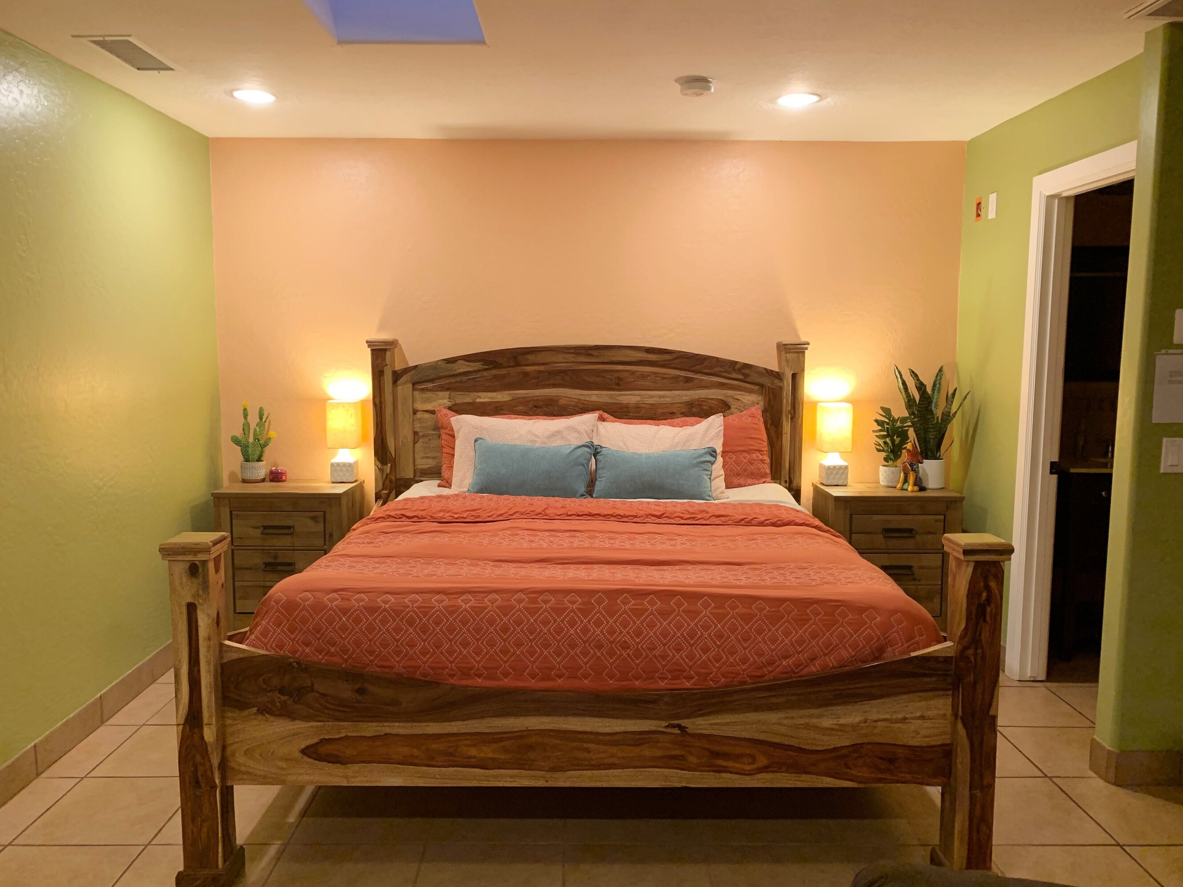 ★Private Entry★King Bed★Affordable Comfort★Historic Neighborhood★Close to it all