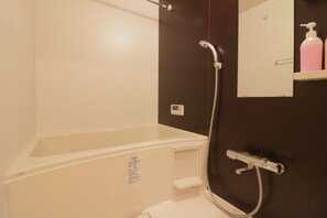 Separate bathtub and shower, deep-soaking bathtub, free toiletries - Modern Apartment Osaka Dome Mae (Osaka)