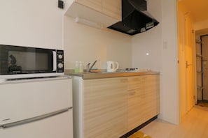 Fridge, microwave, stovetop - Modern Apartment Osaka Dome Mae (Osaka)